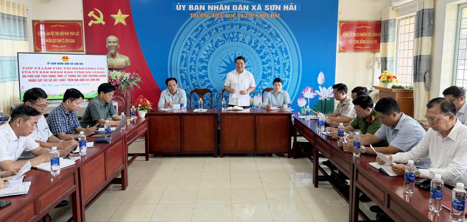 Phó Chủ tịch UBND tỉnh An Giang Lê Trung Hồ làm việc với UBND xã Sơn Hải