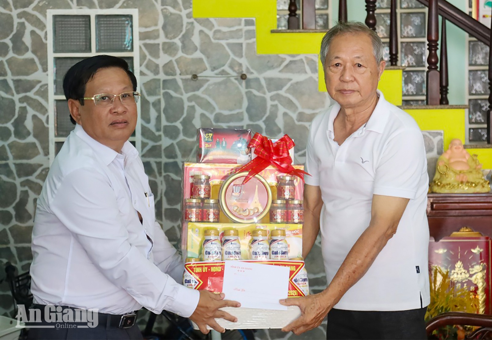 Ủy viên Ban Thường vụ Tỉnh ủy An Giang Mai Hoàng Khởi thăm gia đình chính sách