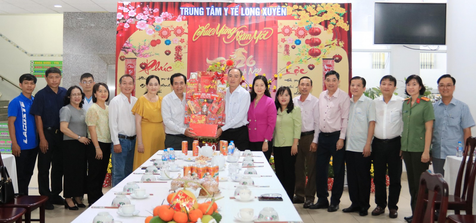 Thăm, tặng quà Trung tâm y tế Long Xuyên