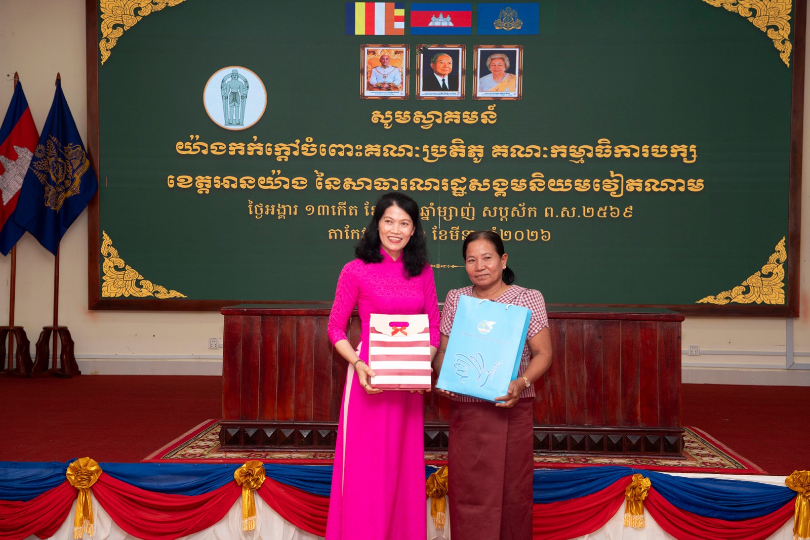 Phó Bí thư Tỉnh ủy, Chủ tịch Ủy ban MTTQ Việt Nam tỉnh An Giang Trần Thị Thanh Hương chúc Tết Chôl Chnăm Thmây tại tỉnh TaKeo