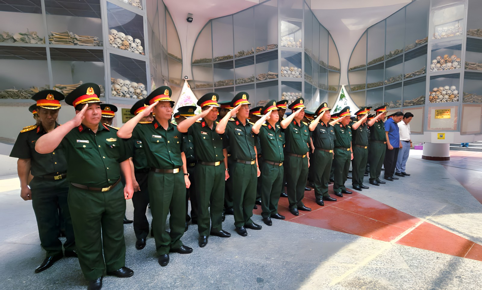 Đoàn công tác Học viện Quốc phòng thăm Khu di tích lịch sử Nhà mồ Ba Chúc