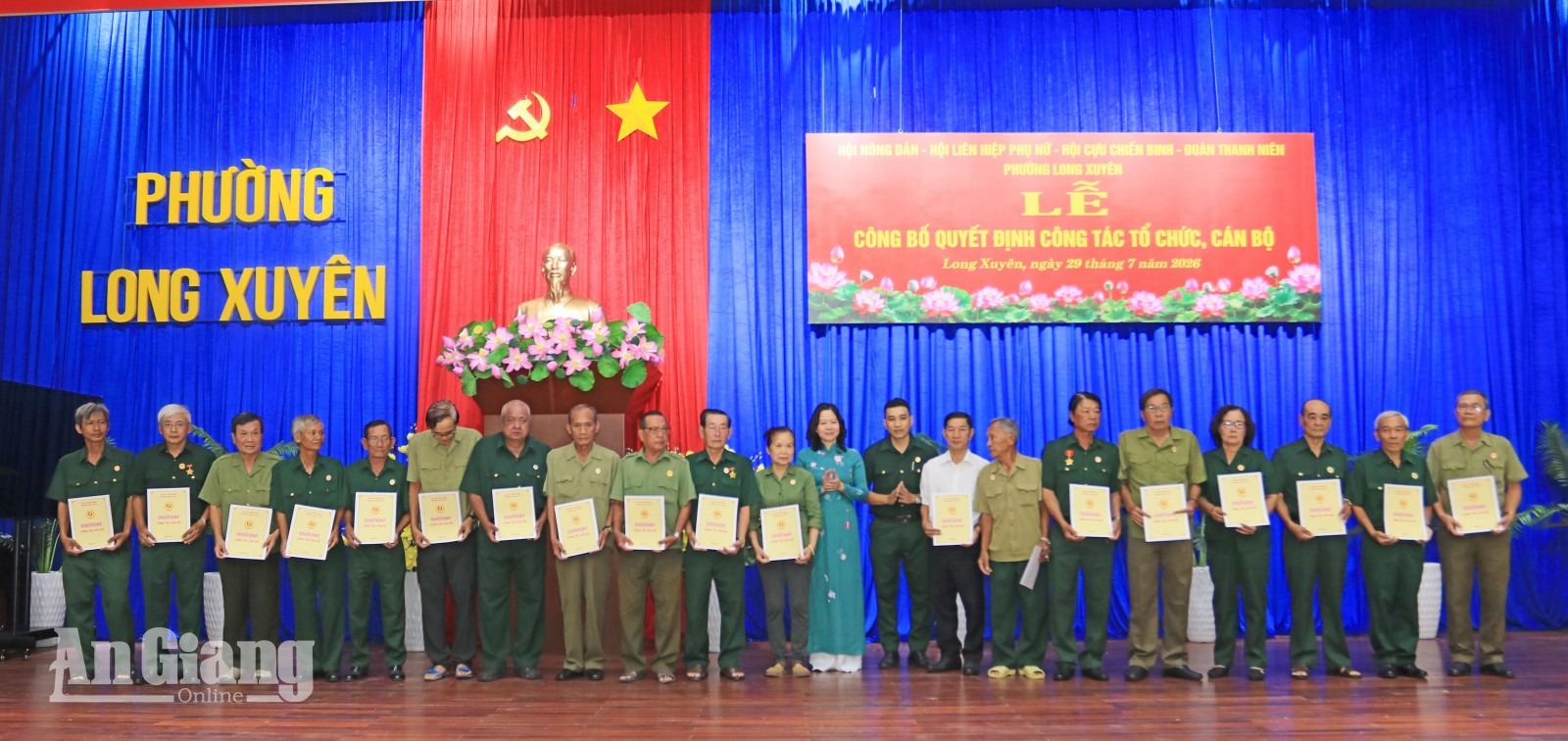 Long Xuyên sắp xếp, kiện toàn các chi hội, chi đoàn khóm Trao quyết định các Chi hội trưởng Chi hội Cựu chiến binh khóm