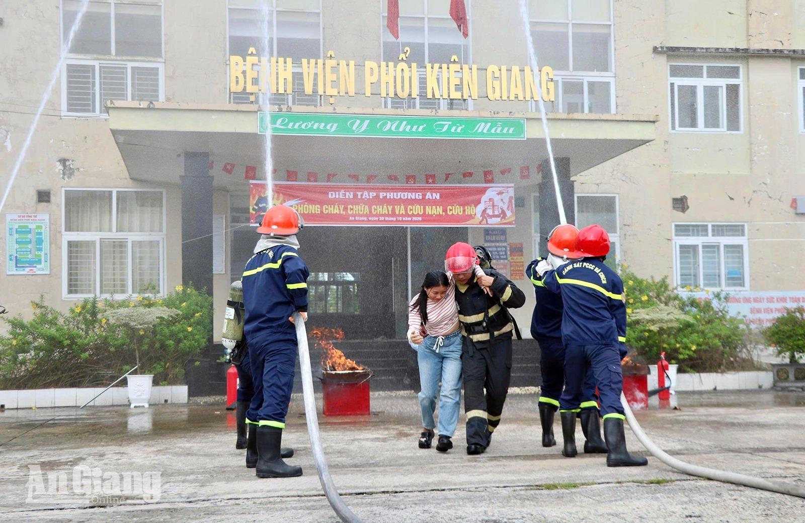 Diễn tập chữa cháy, cứu nạn tại Bệnh viện Phổi Kiên Giang