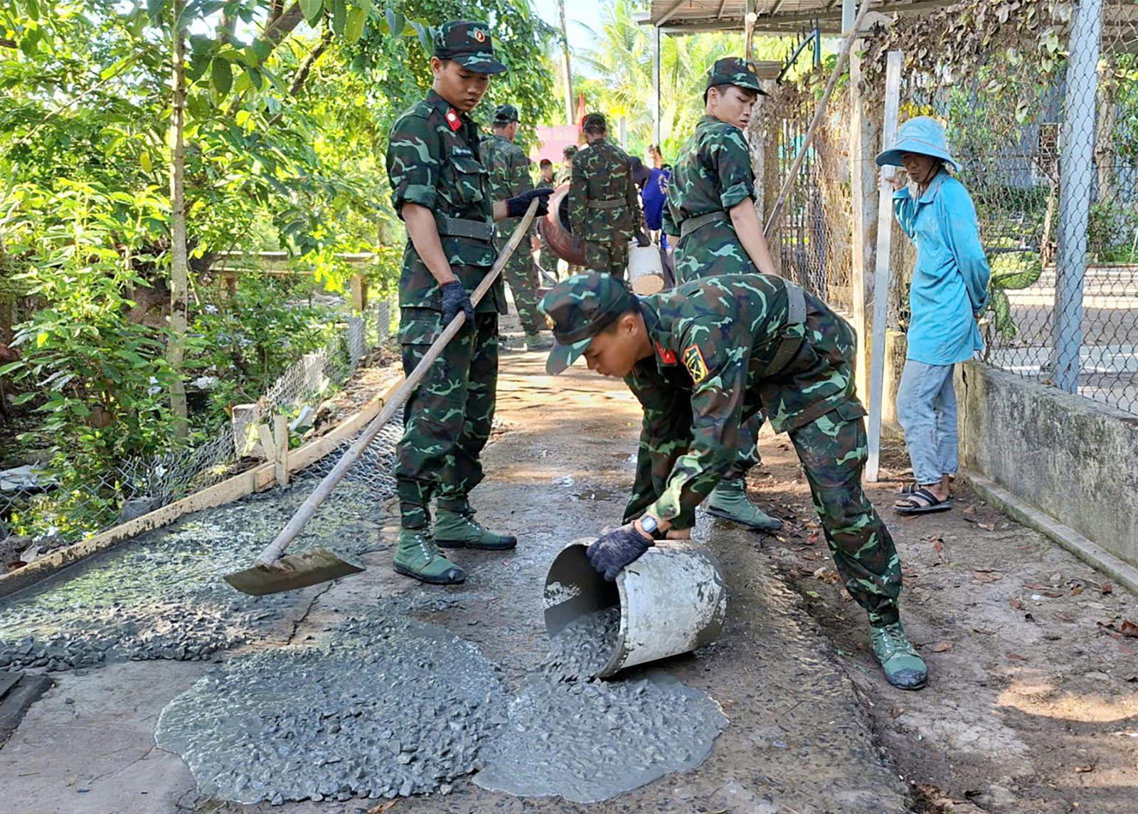 Cán bộ, chiến sĩ Trung đoàn 3; đoàn viên thanh niên phường Mỹ Thới và lực lượng dân quân Ban Chỉ huy Quân sự phường tham gia hoạt động
