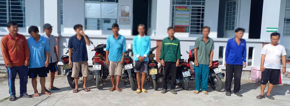 Công an xã Bình Thạnh Đông bắt 10 người đá gà ăn tiền qua mạng