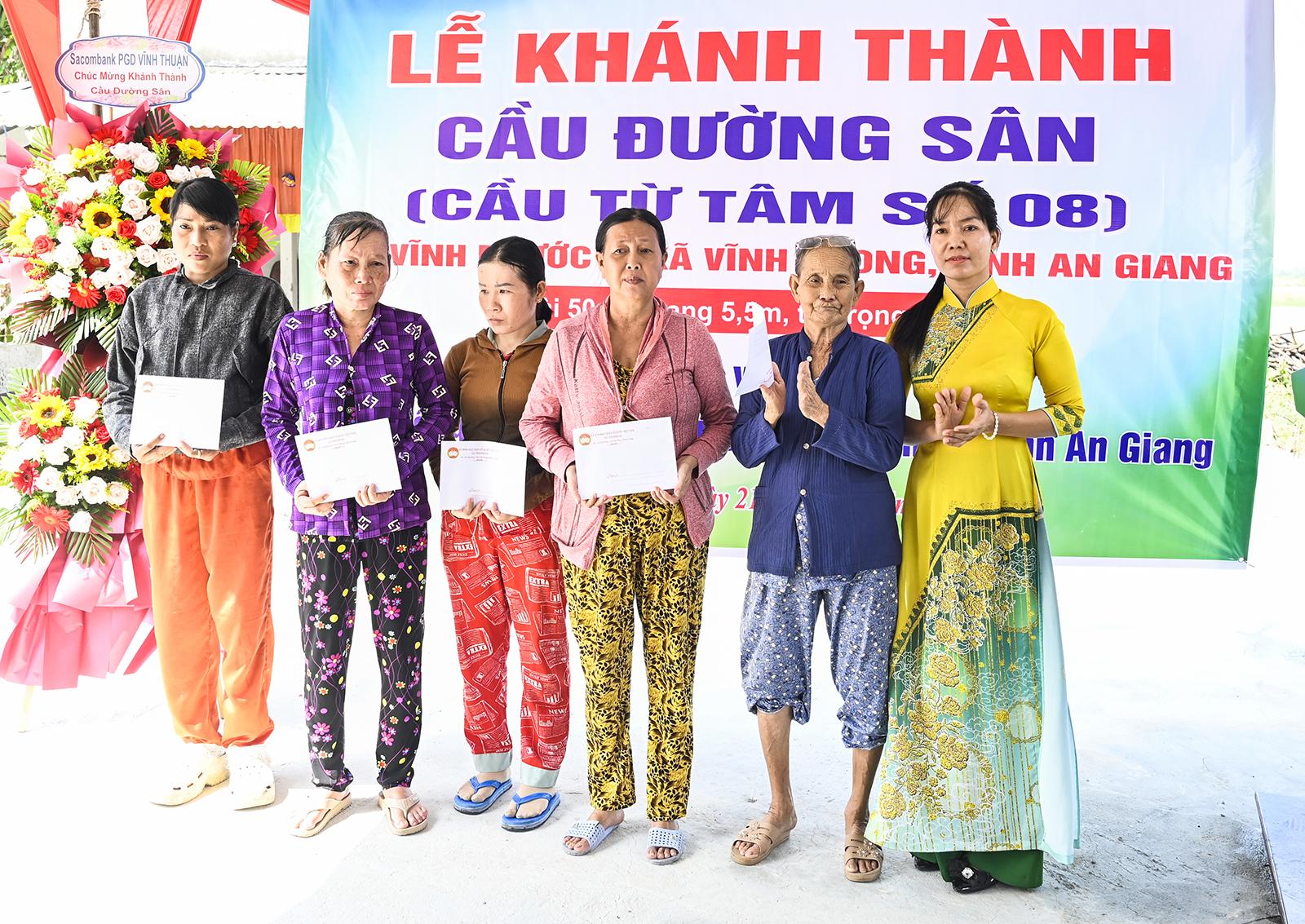 Vĩnh Phong chăm lo cho người nghèo