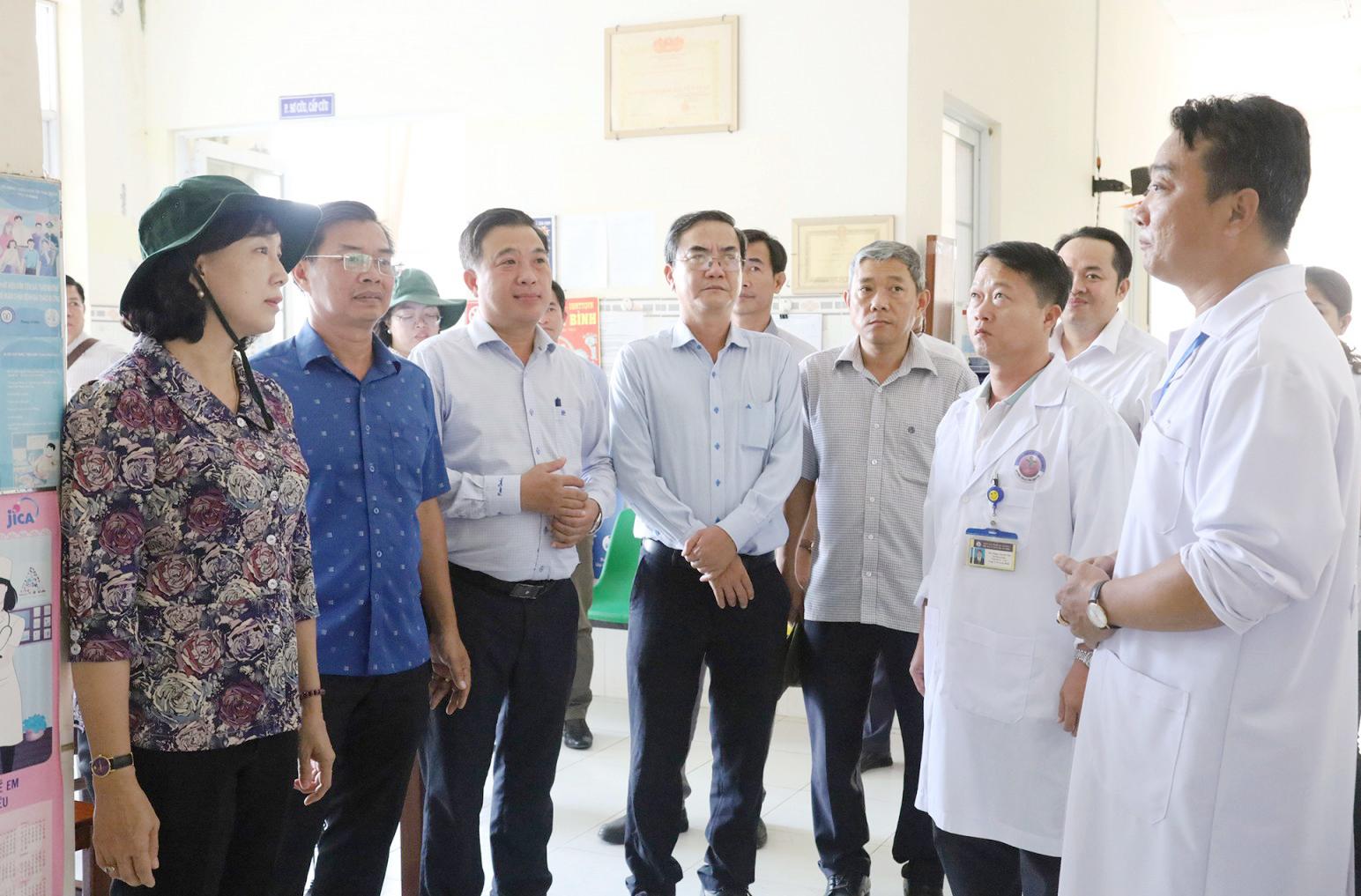 Phó Chủ tịch UBND tỉnh An Giang Nguyễn Thị Minh Thúy khảo sát đầu tư hạ tầng giáo dục và y tế tại các xã biên giới