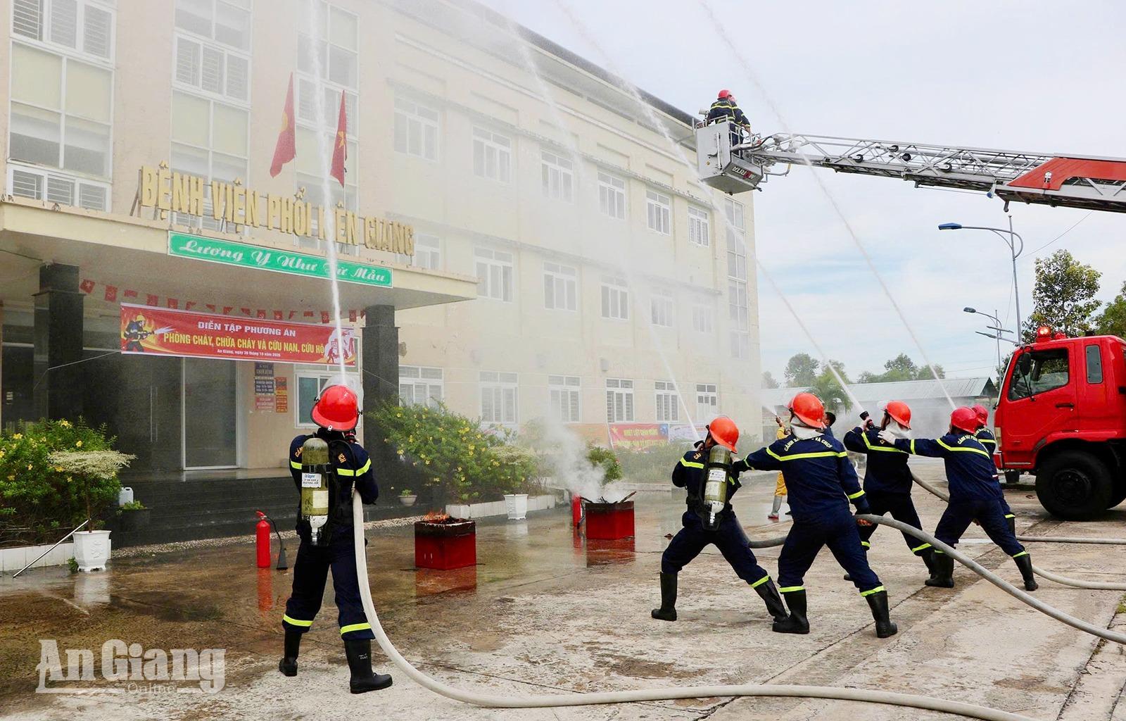 Diễn tập chữa cháy, cứu nạn tại Bệnh viện Phổi Kiên Giang