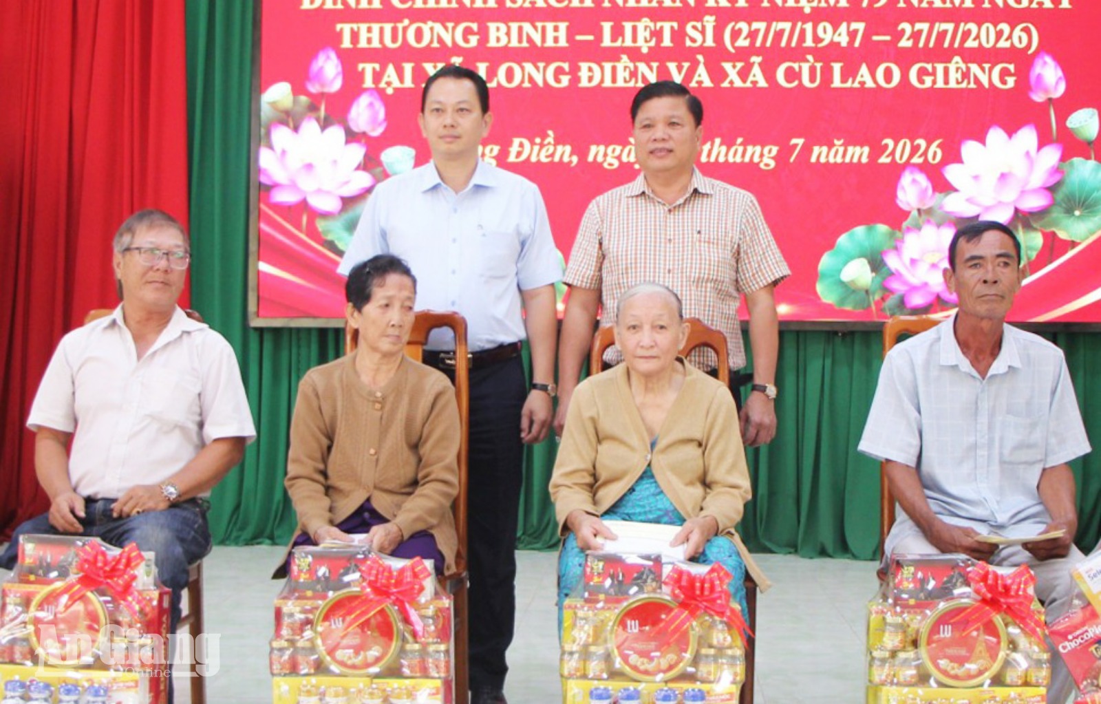 Phó Chủ tịch Thường trực UBND tỉnh An Giang thăm người có công tiêu biểu