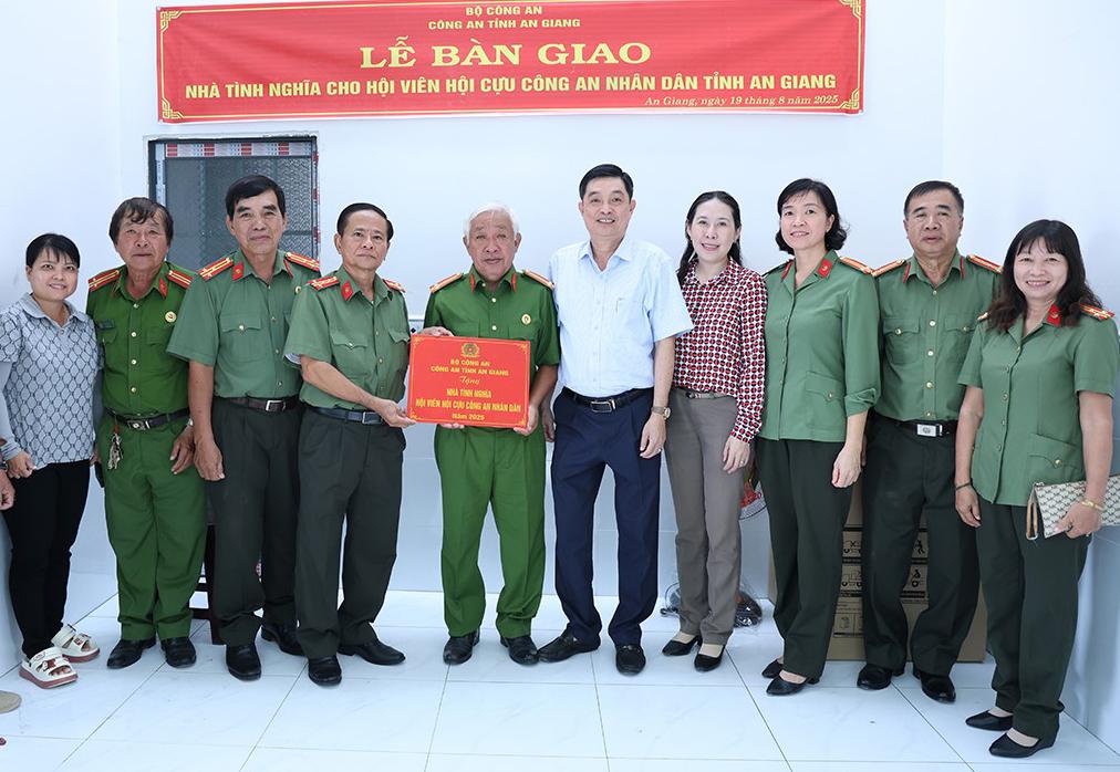 Công an tỉnh An Giang bàn giao 2 căn nhà Tình nghĩa