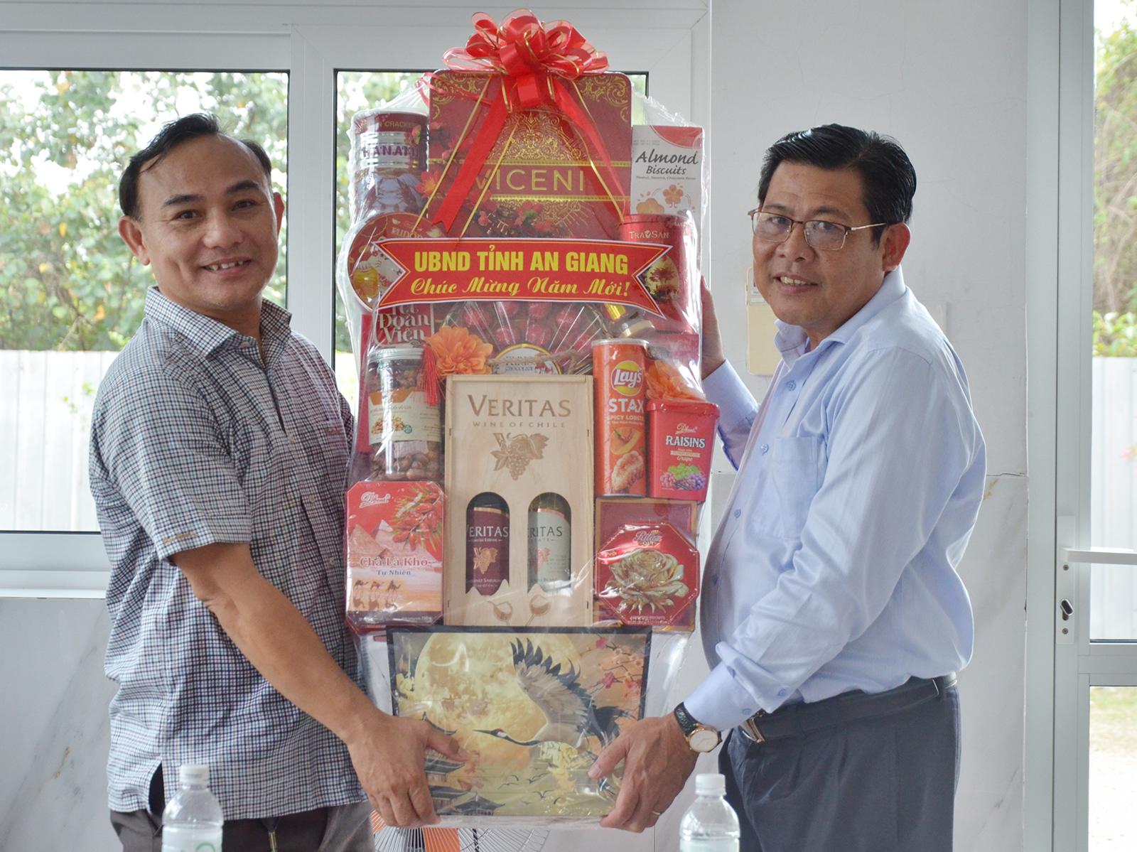 Phó Chủ tịch UBND tỉnh An Giang Ngô Công Thức thăm, chúc tết doanh nghiệp tại phường Tô Châu