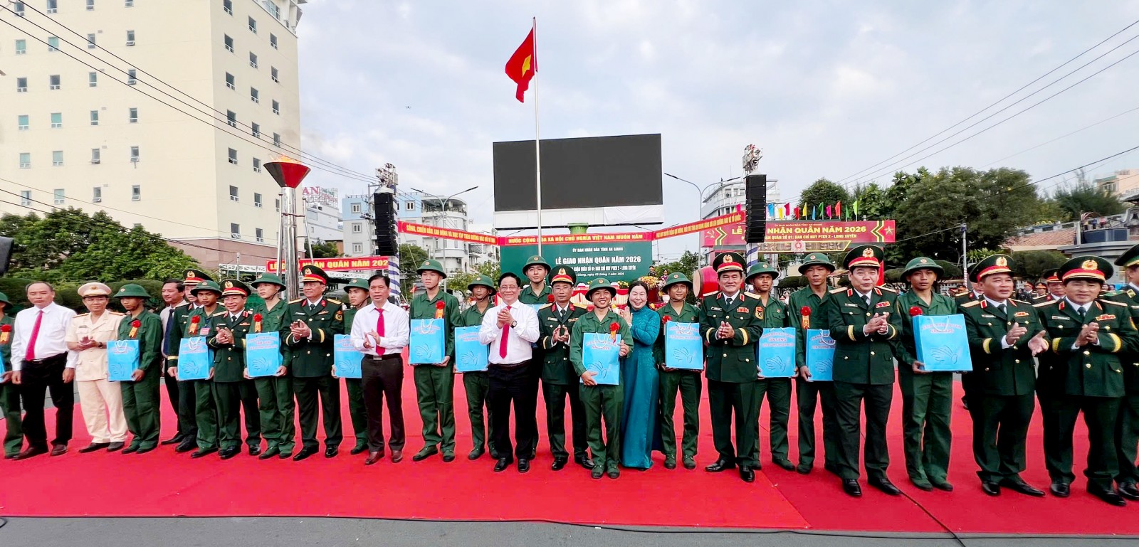 Tặng quà các thanh niên chuẩn bị nhập ngũ