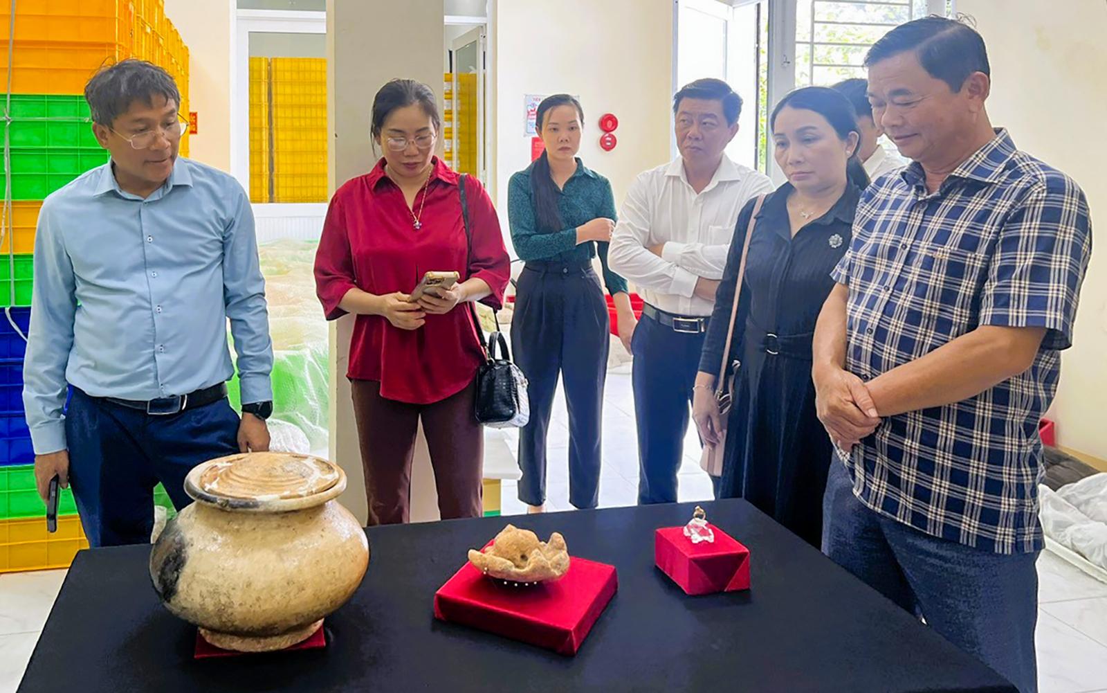 Thứ trưởng Thường trực Bộ Ngoại giao Nguyễn Minh Vũ khảo sát và làm việc tại Khu Di tích Óc Eo - Ba Thê