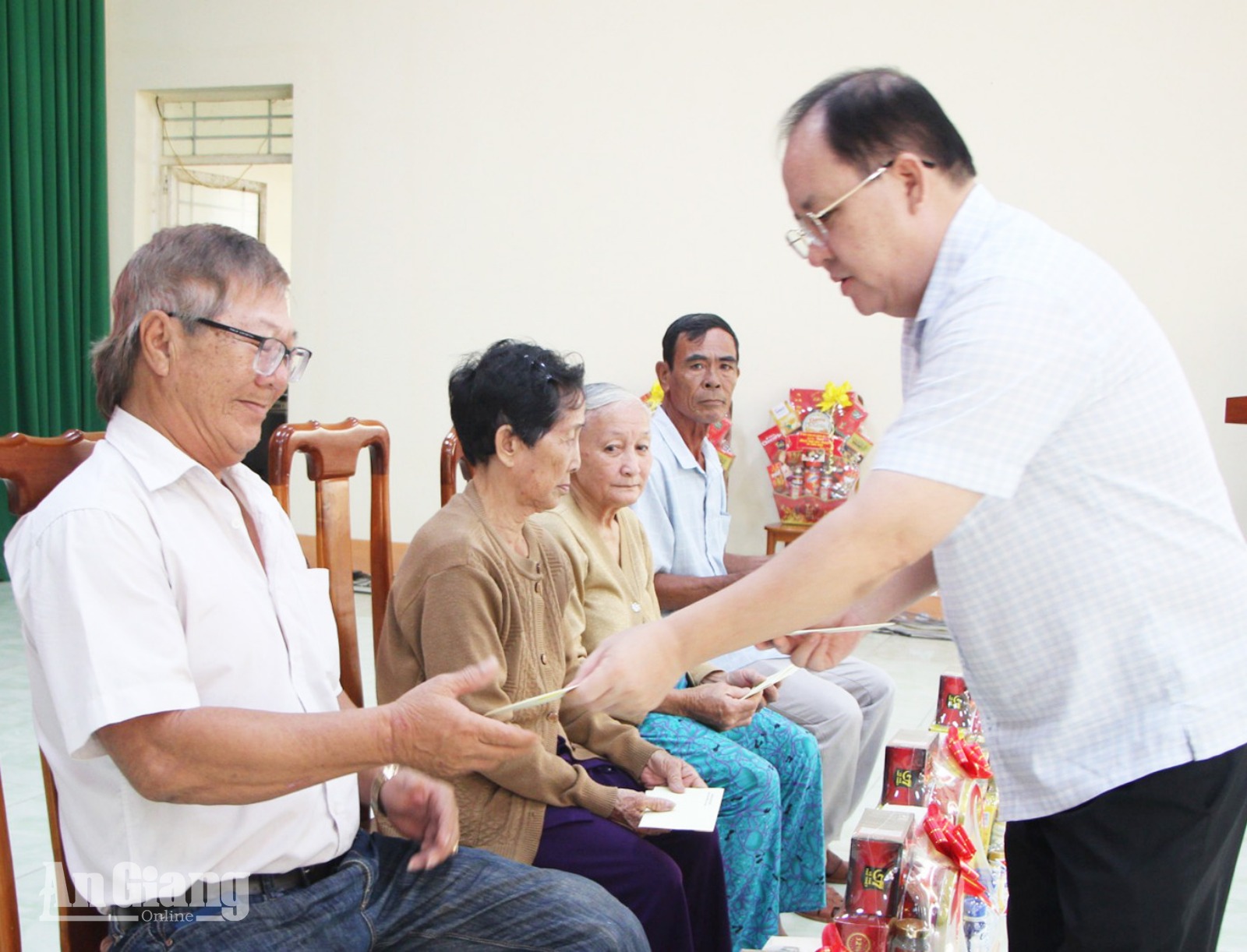 Phó Chủ tịch Thường trực UBND tỉnh An Giang thăm người có công tiêu biểu