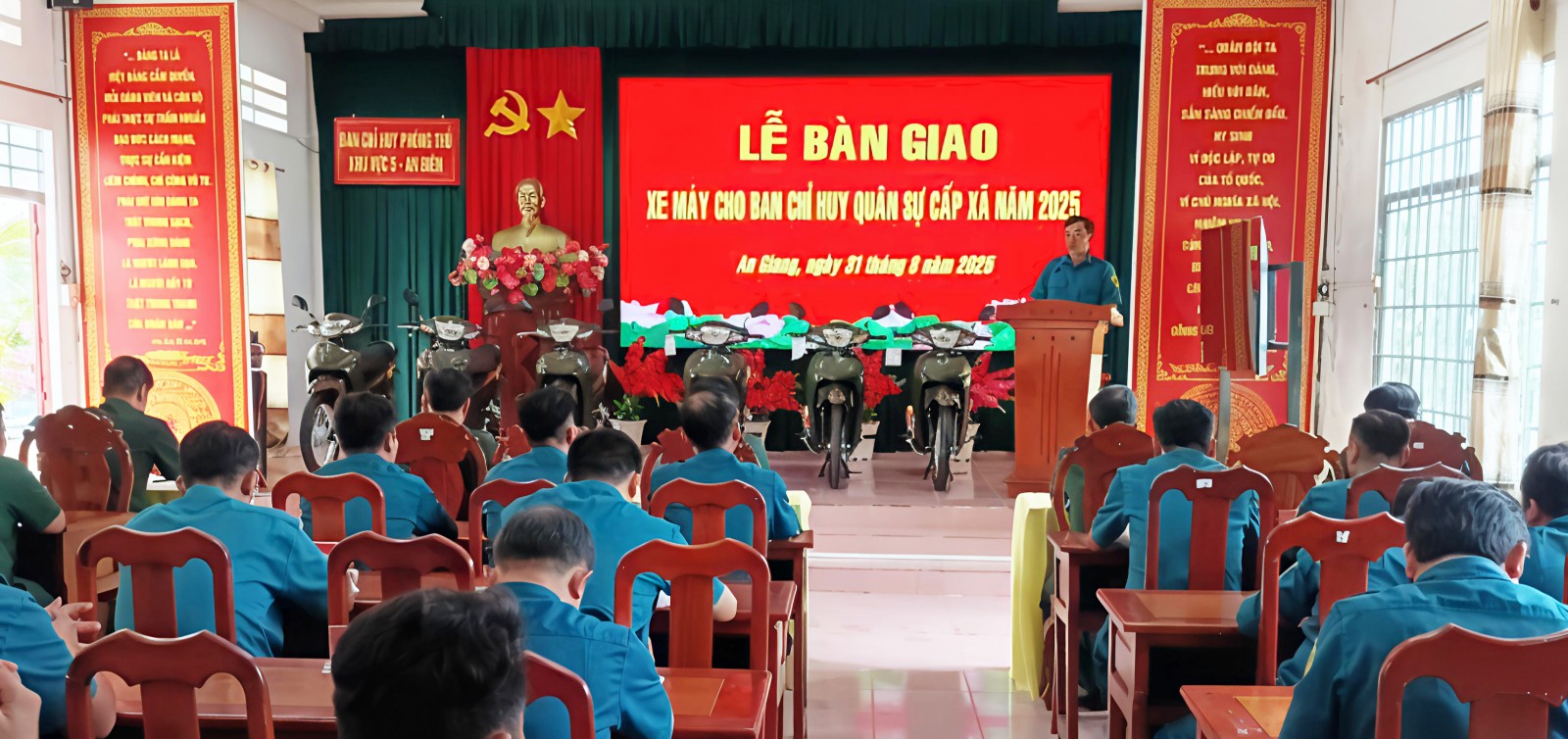 Trao 26 xe máy cho Ban Chỉ huy Quân sự xã trong khu vực phòng thủ 5