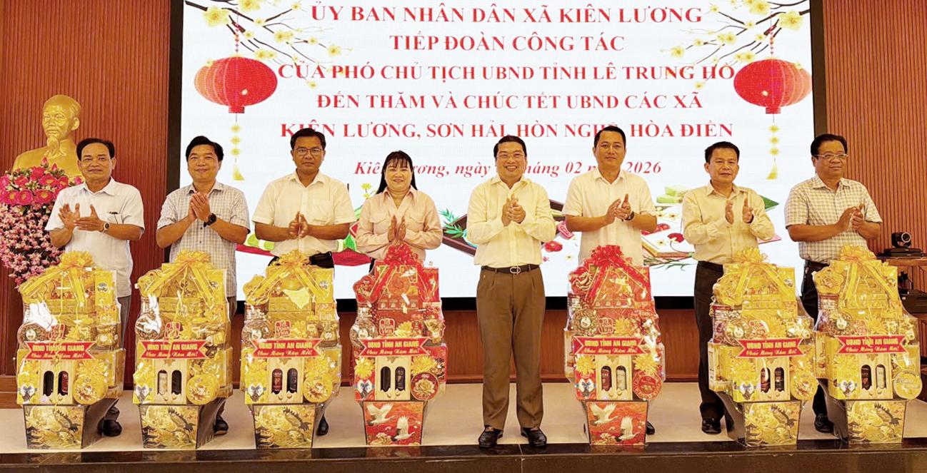 Phó Chủ tịch UBND tỉnh An Giang Lê Trung Hồ thăm, chúc tết các xã