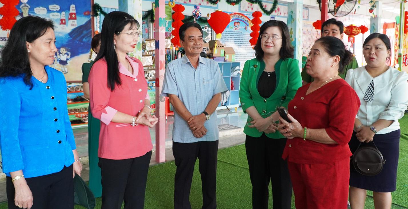 Đồng chí Trần Thị Thanh Hương kiểm tra công tác chuẩn bị bầu cử ở hai xã Tân Hiệp và Thạnh Đông