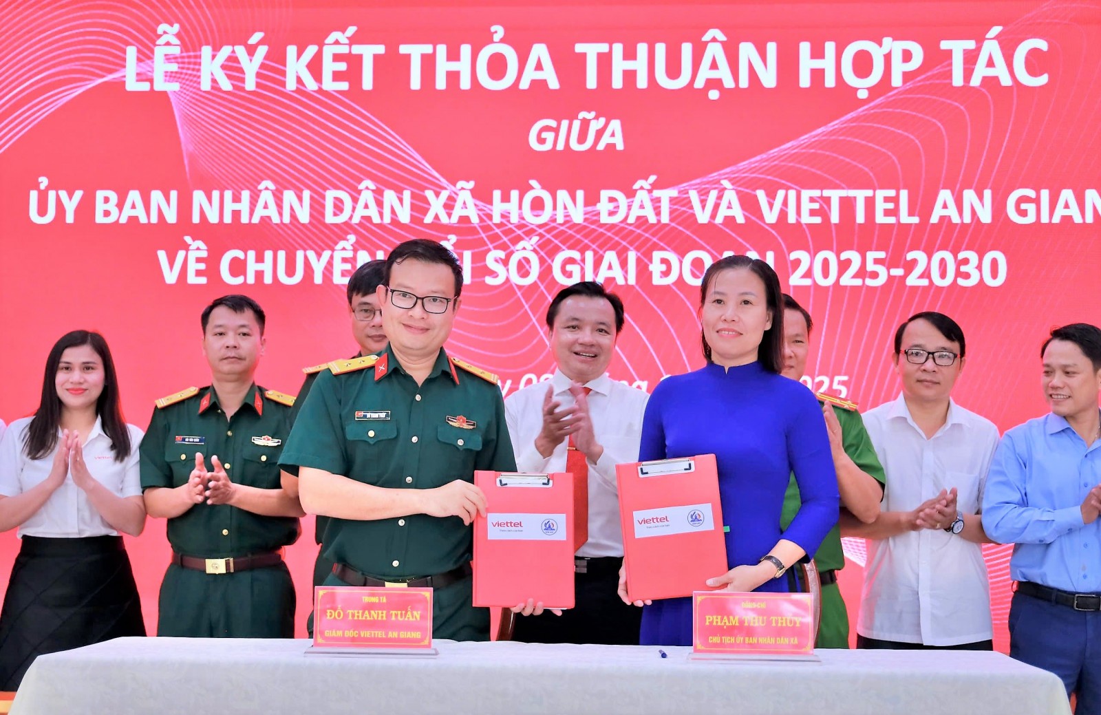 UBND xã Hòn Đất và Viettel An Giang ký kết thỏa thuận hợp tác chuyển đổi số