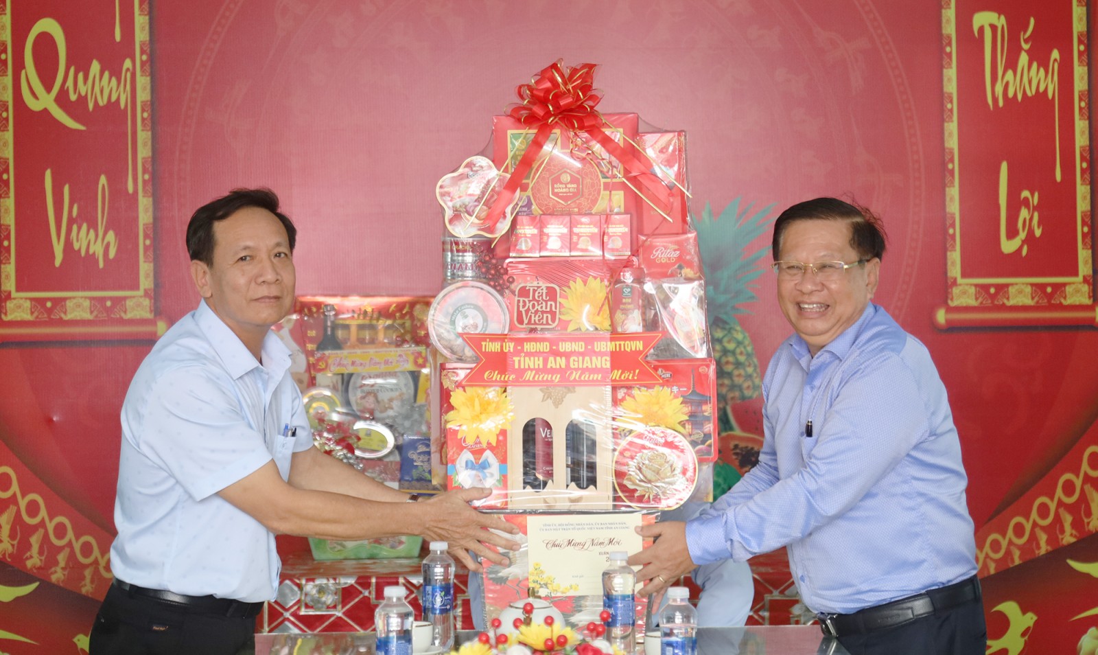 Bí thư Đảng ủy phường Rạch Giá Mai Hoàng Khởi chúc tết phường Vĩnh Thông, xã Tân Hội