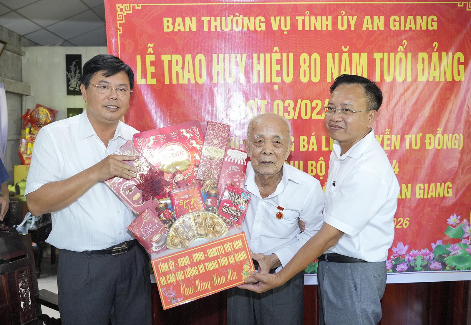 Bí thư Tỉnh ủy An Giang Nguyễn Tiến Hải trao tặng Huy hiệu 80 năm tuổi Đảng tại nhà cho đảng viên lão thành