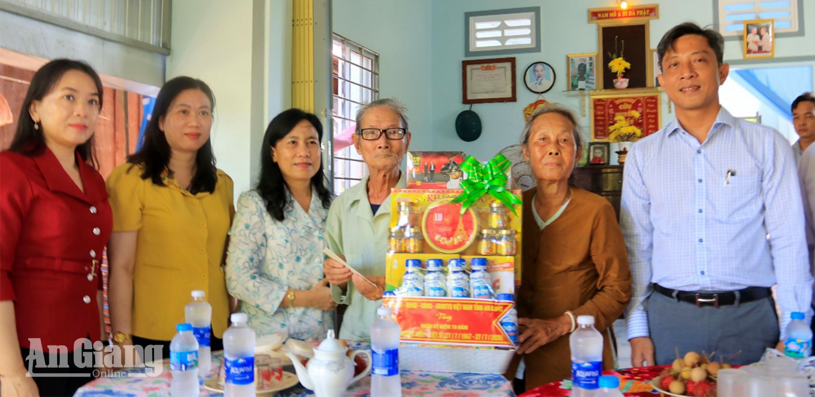 Phó Chủ tịch HĐND tỉnh An Giang Đinh Thị Việt Huỳnh thăm người có công tiêu biểu Đồng chí Đinh Thị Việt Huỳnh thăm, tặng quà ông Lê Trần Bì
