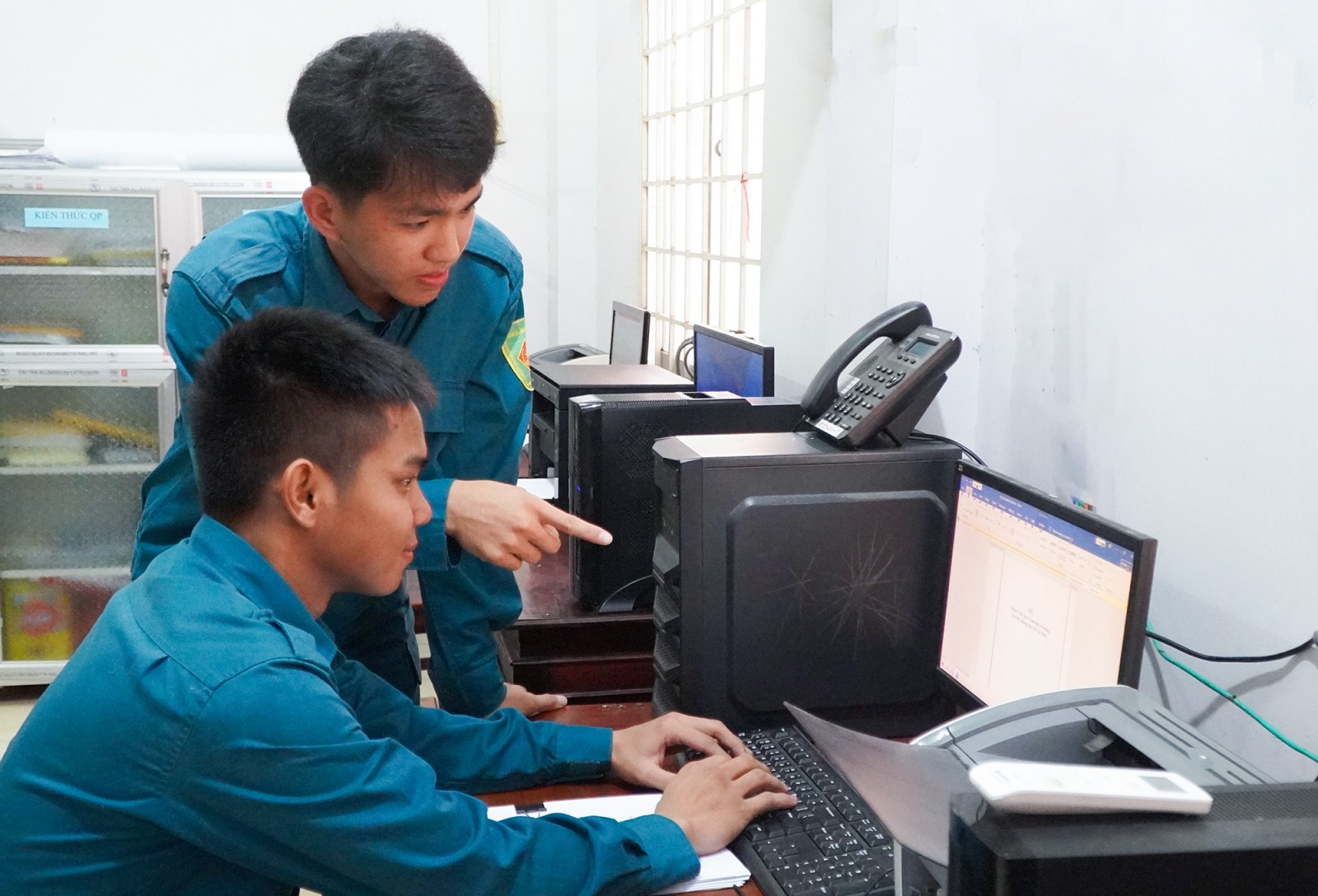 Sau giờ trực là ra đồng