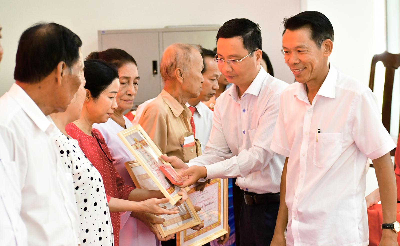 An Giang: Nhiều địa phương, đơn vị tổ chức lễ trao tặng Huy hiệu Đảng đợt 3/2