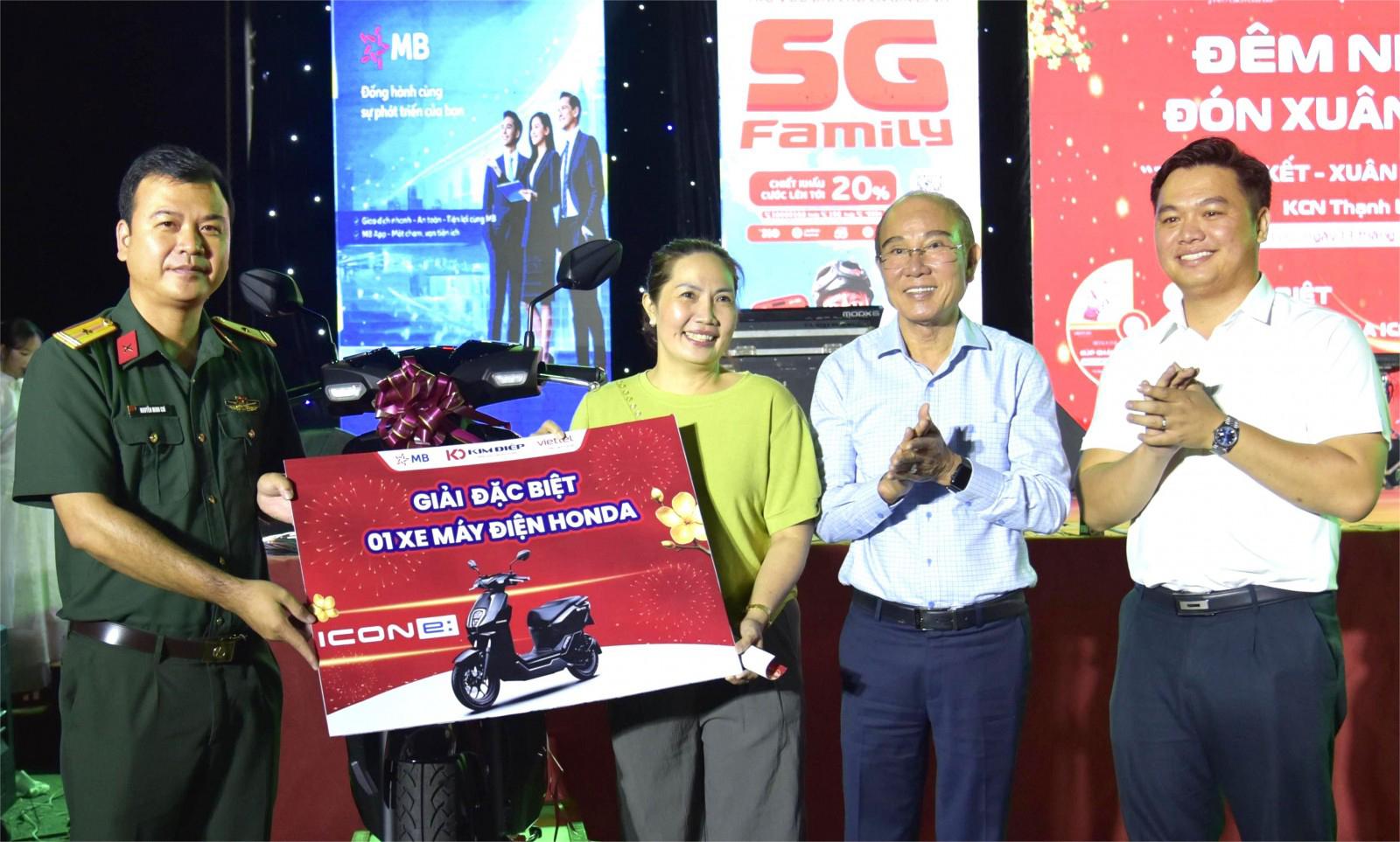 Trao 100 suất quà cho công nhân có hoàn cảnh khó khăn tại Khu công nghiệp Thạnh Lộc