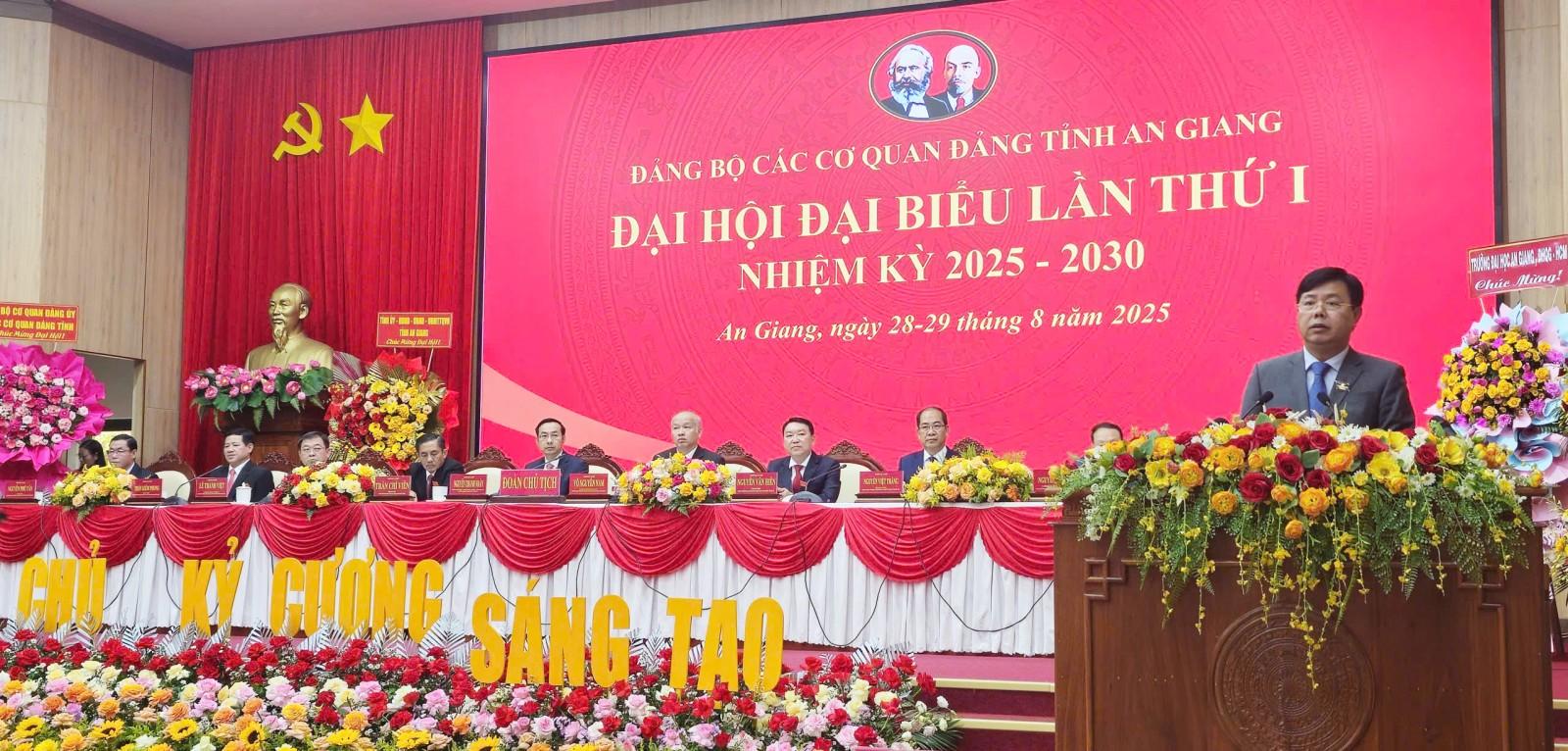 Chú trọng xây dựng Đảng vững về tư tưởng