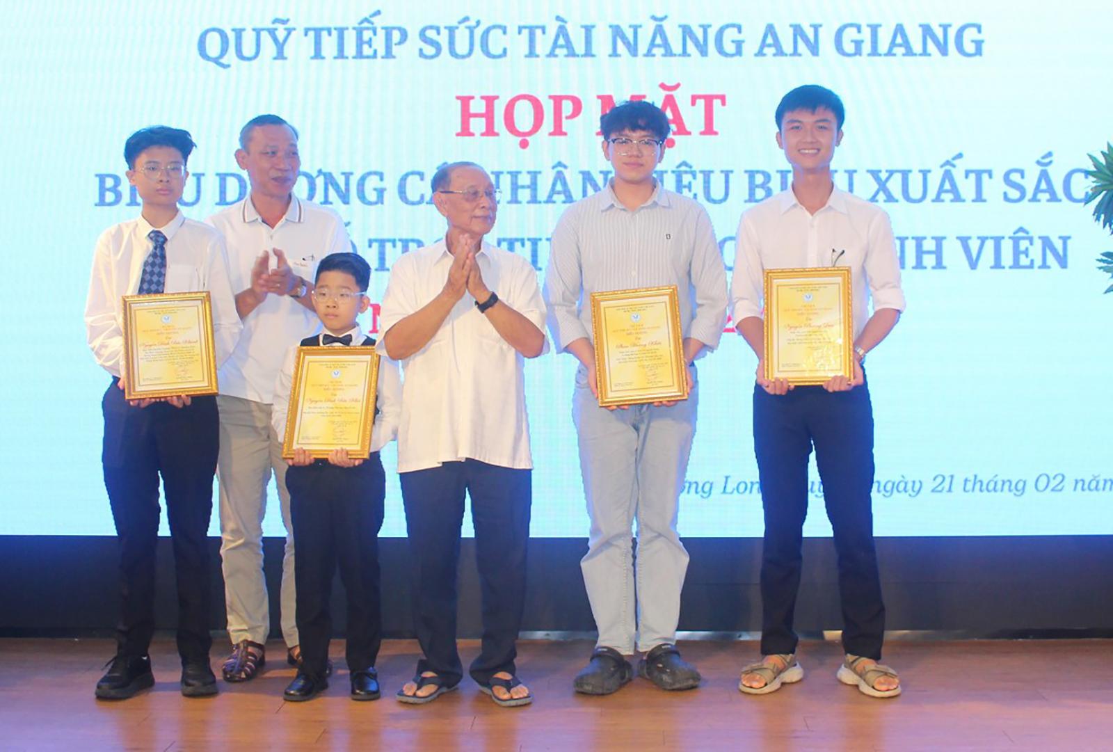 Họp mặt biểu dương cá nhân tiêu biểu xuất sắc và trao tài trợ cho sinh viên tài năng An Giang