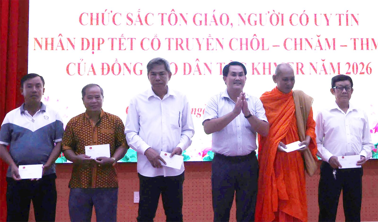 Châu Thành họp mặt, chúc mừng các cá nhân tiêu biểu, người có uy tín là đồng bào Khmer