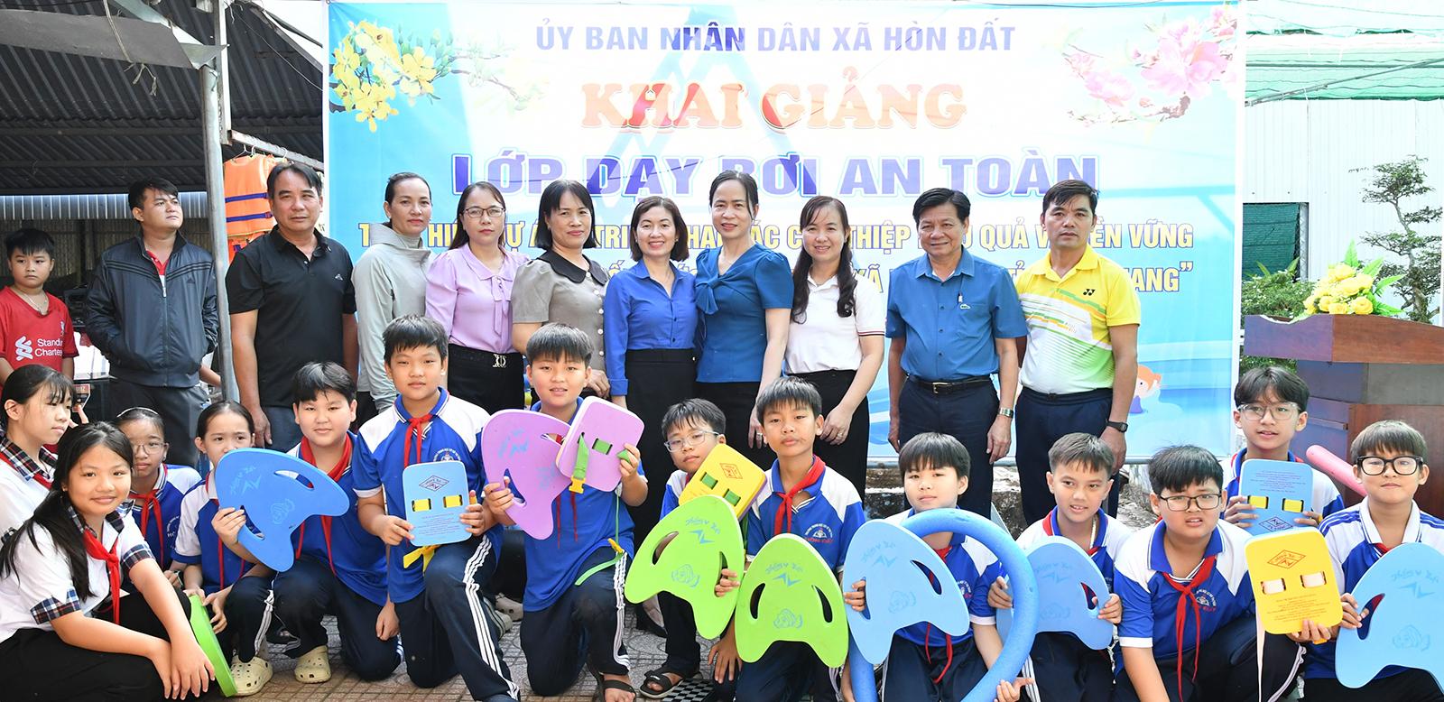 Xã Hòn Đất tổ chức 7 lớp dạy bơi an toàn cho học sinh