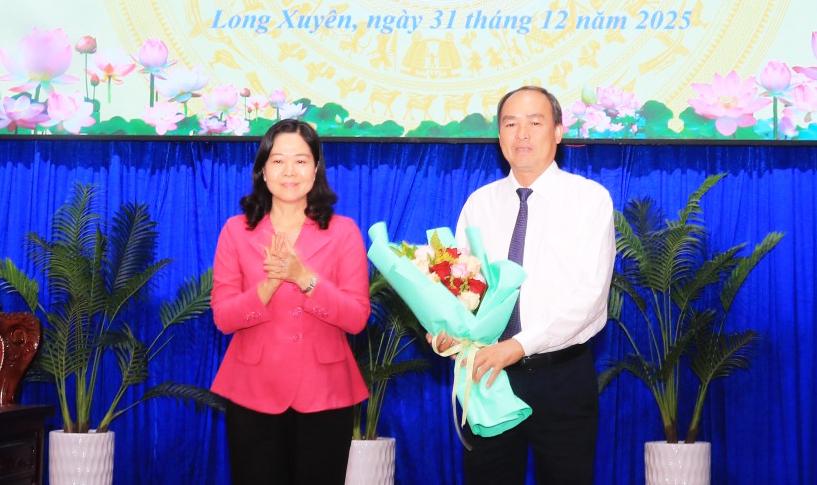Bí thư Đảng ủy phường Long Xuyên giữ chức Chủ tịch HĐND phường, nhiệm kỳ 2021 - 2026 Phó Bí thư Thường trực Đảng ủy Võ Thị Xuân Kiều tặng hoa chúc mừng Chủ tịch HĐND phường Long Xuyên