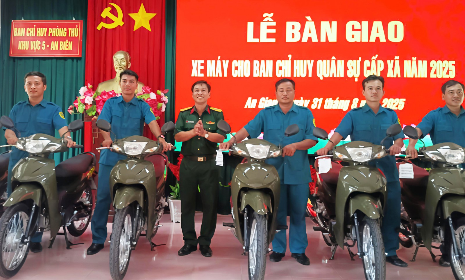 Trao 26 xe máy cho Ban Chỉ huy Quân sự xã trong khu vực phòng thủ 5