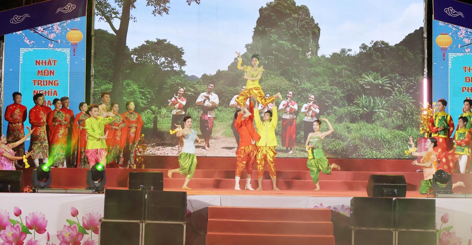 Chương trình nghệ thuật lễ hội pháo hoa và hội hoa đăng kỷ niệm 290 năm thành lập Tao đàn Chiêu Anh Các