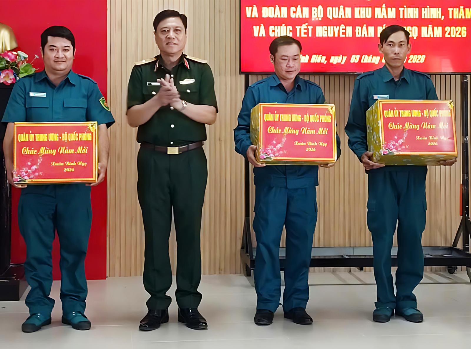 Bộ Tư lệnh Quân khu 9 chúc tết Ban Chỉ huy Quân sự ba xã, phường Tịnh Biên, Ba Chúc và Vĩnh Gia