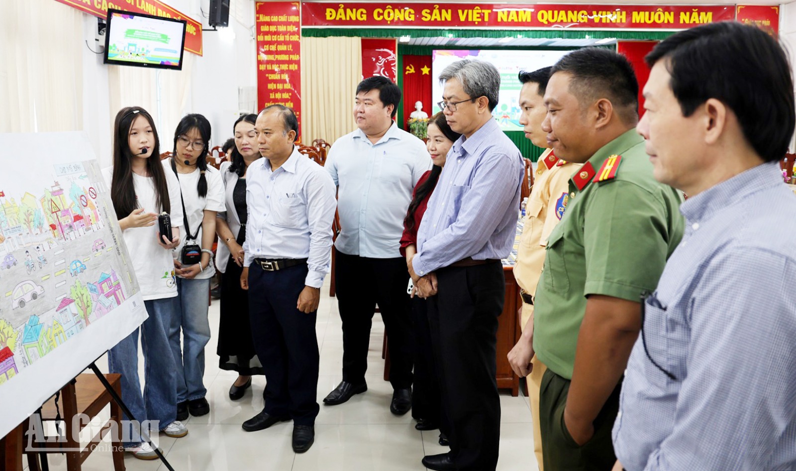 Học sinh An Giang đề xuất giải pháp nâng cao an toàn giao thông