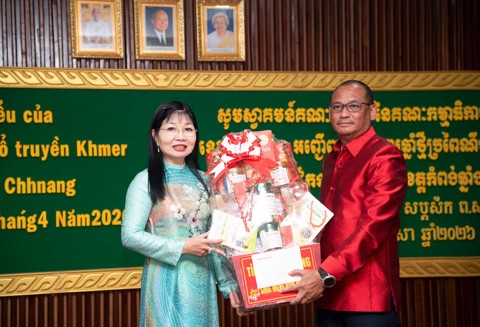Phó Bí thư Tỉnh ủy, Chủ tịch Ủy ban MTTQ Việt Nam tỉnh An Giang Trần Thị Thanh Hương chúc tết Chôl Chnăm Thmây tại tỉnh Kampong Chhnang