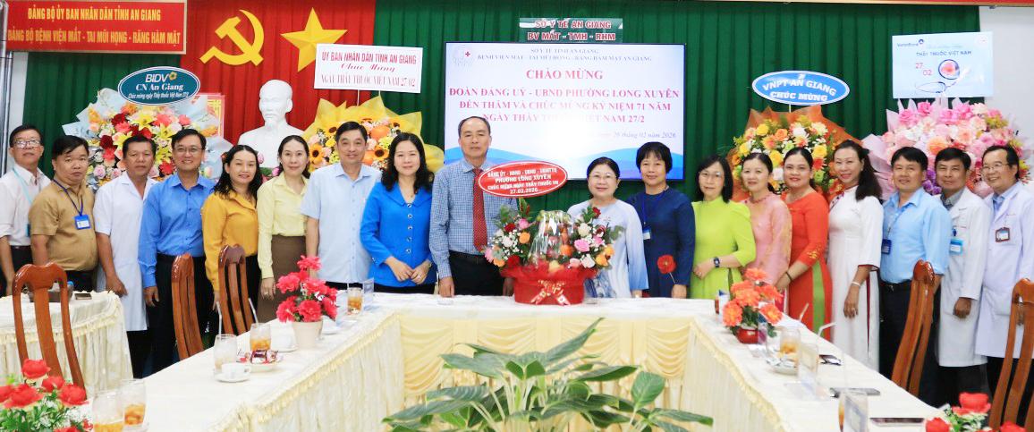 Đoàn đến thăm và chúc mừng tập thể cán bộ, y, bác sĩ, nhân viên y tế Bệnh viện Mắt - Tai mũi họng - Răng hàm mặt An Giang