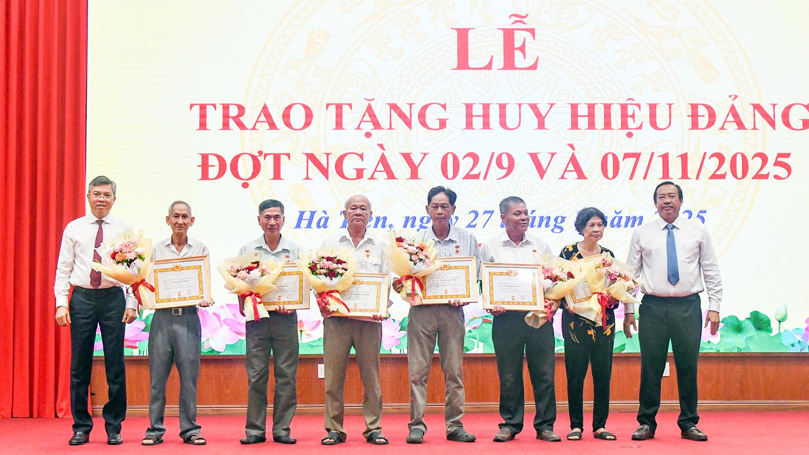 Phường Hà Tiên trao Huy hiệu Đảng cho 25 đảng viên