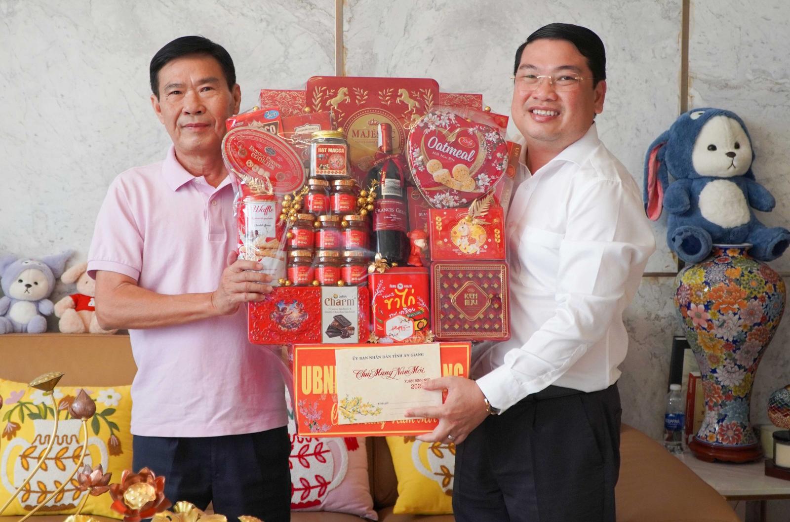 Phó Chủ tịch UBND tỉnh An Giang Lê Trung Hồ thăm, chúc tết nguyên Phó Chủ tịch UBND tỉnh