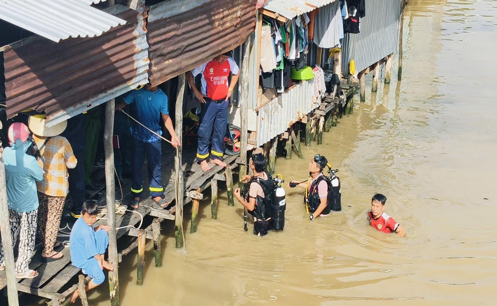 Khẩn trương tìm kiếm cháu bé nghi rơi xuống kênh xáng Xẻo Rô