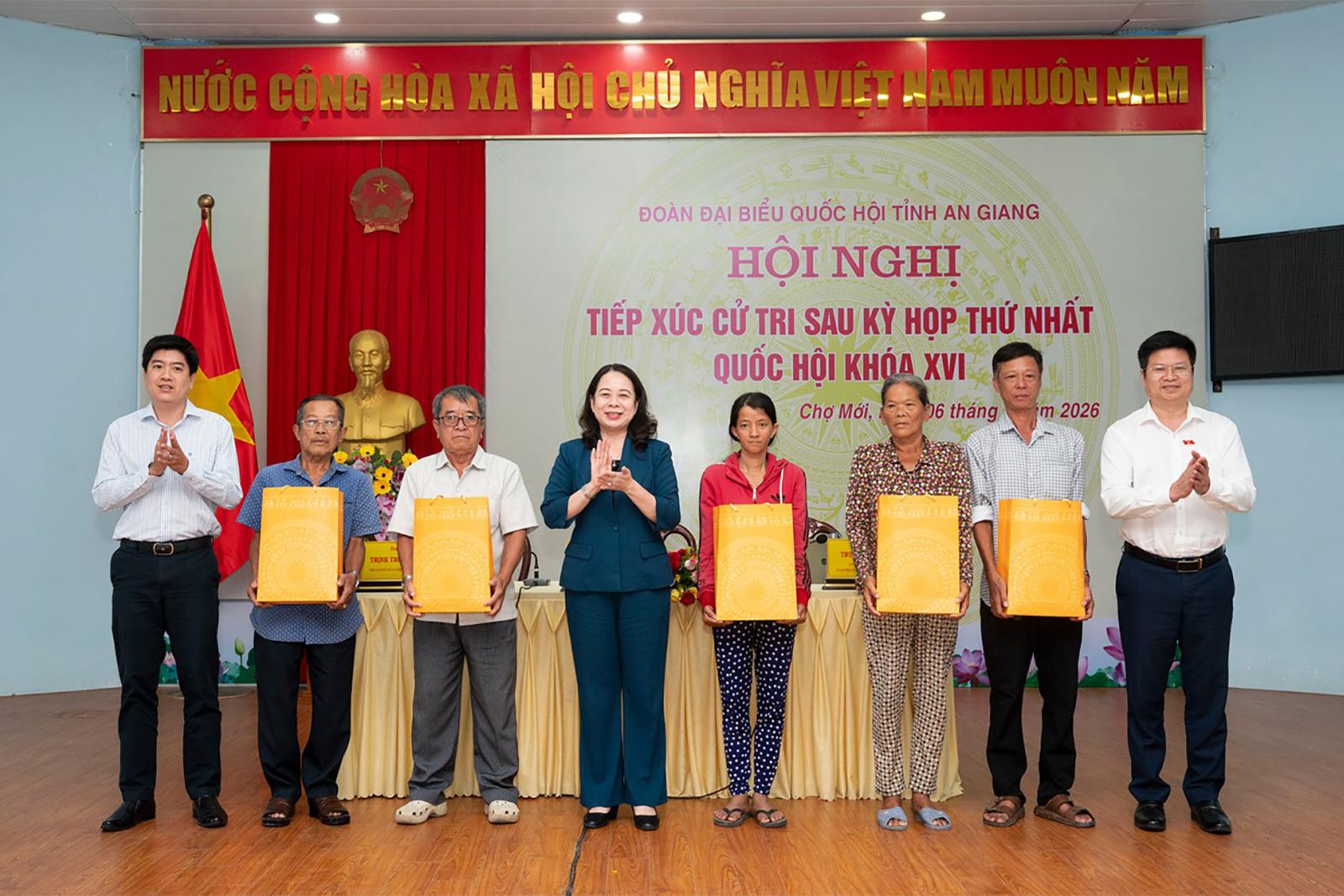 Phó Chủ tịch nước Võ Thị Ánh Xuân tiếp xúc cử tri xã Chợ Mới