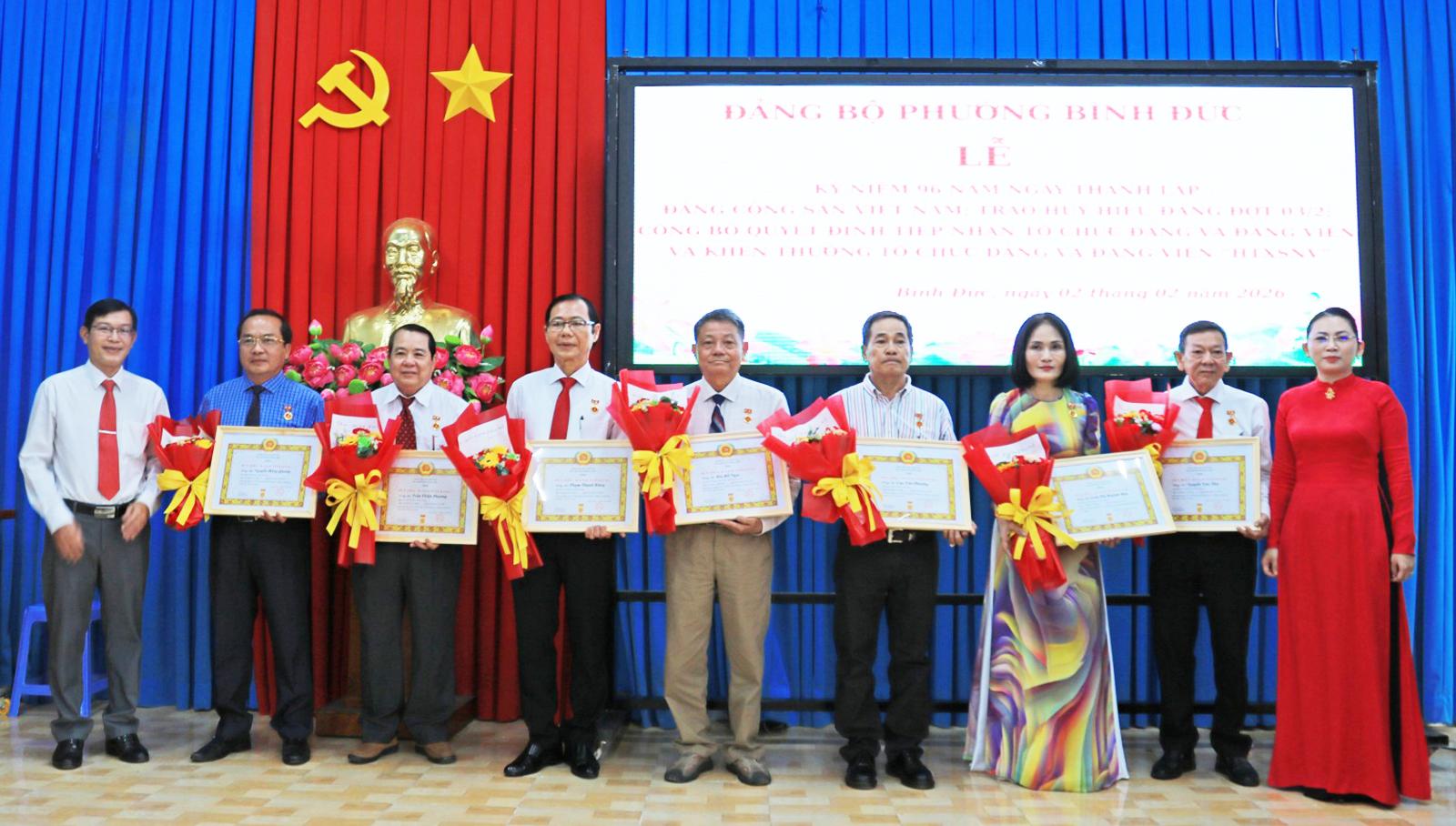 An Giang: Nhiều địa phương, đơn vị tổ chức lễ trao tặng Huy hiệu Đảng đợt 3/2 Trao Huy hiệu Đảng cho các đảng viên