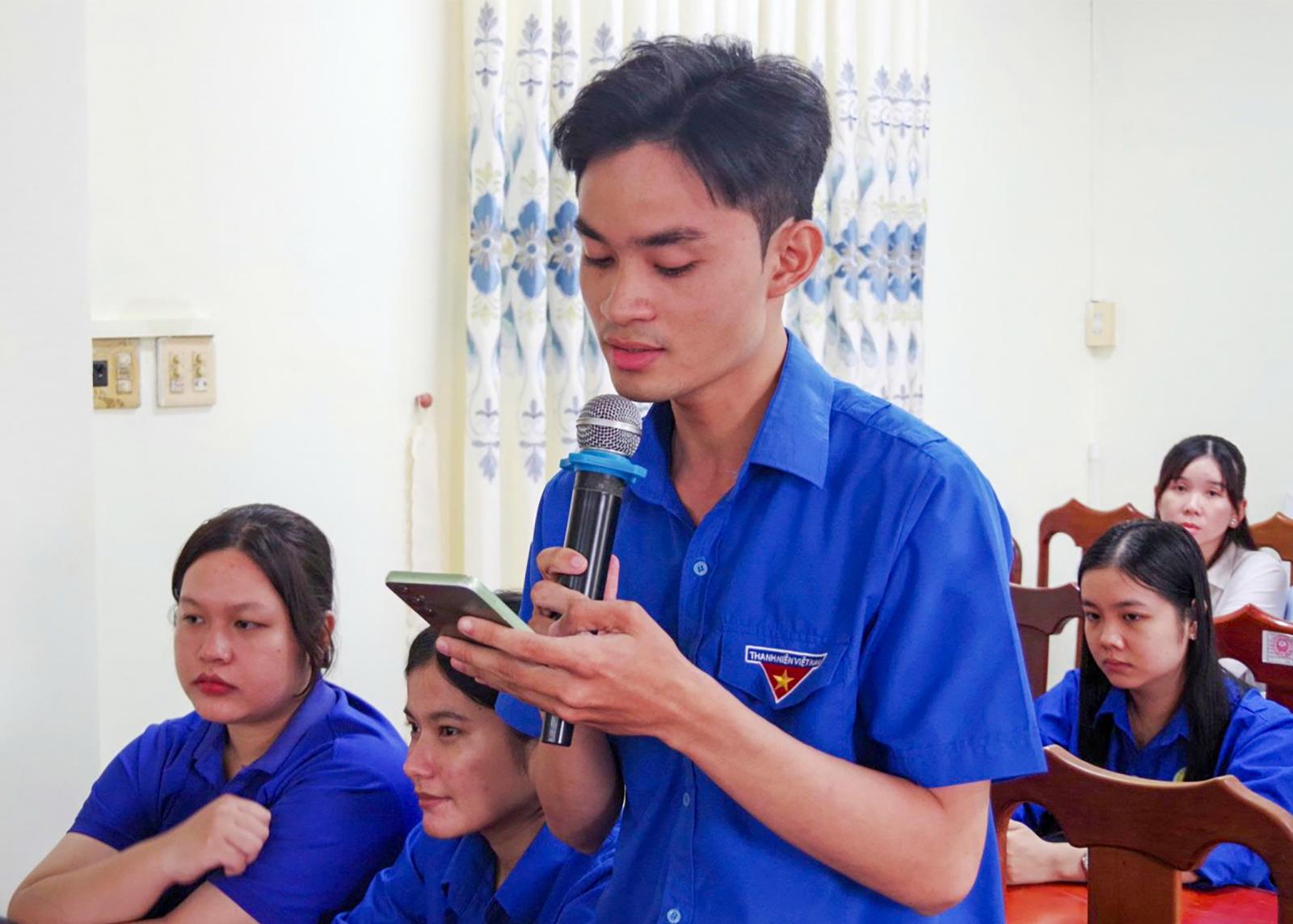 Đoàn viên tham gia đối thoại phát biểu ý kiến