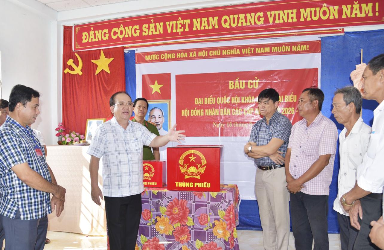 Phó Chủ tịch Thường trực UBND tỉnh An Giang Nguyễn Thanh Phong kiểm tra công tác chuẩn bị bầu cử tại 3 xã