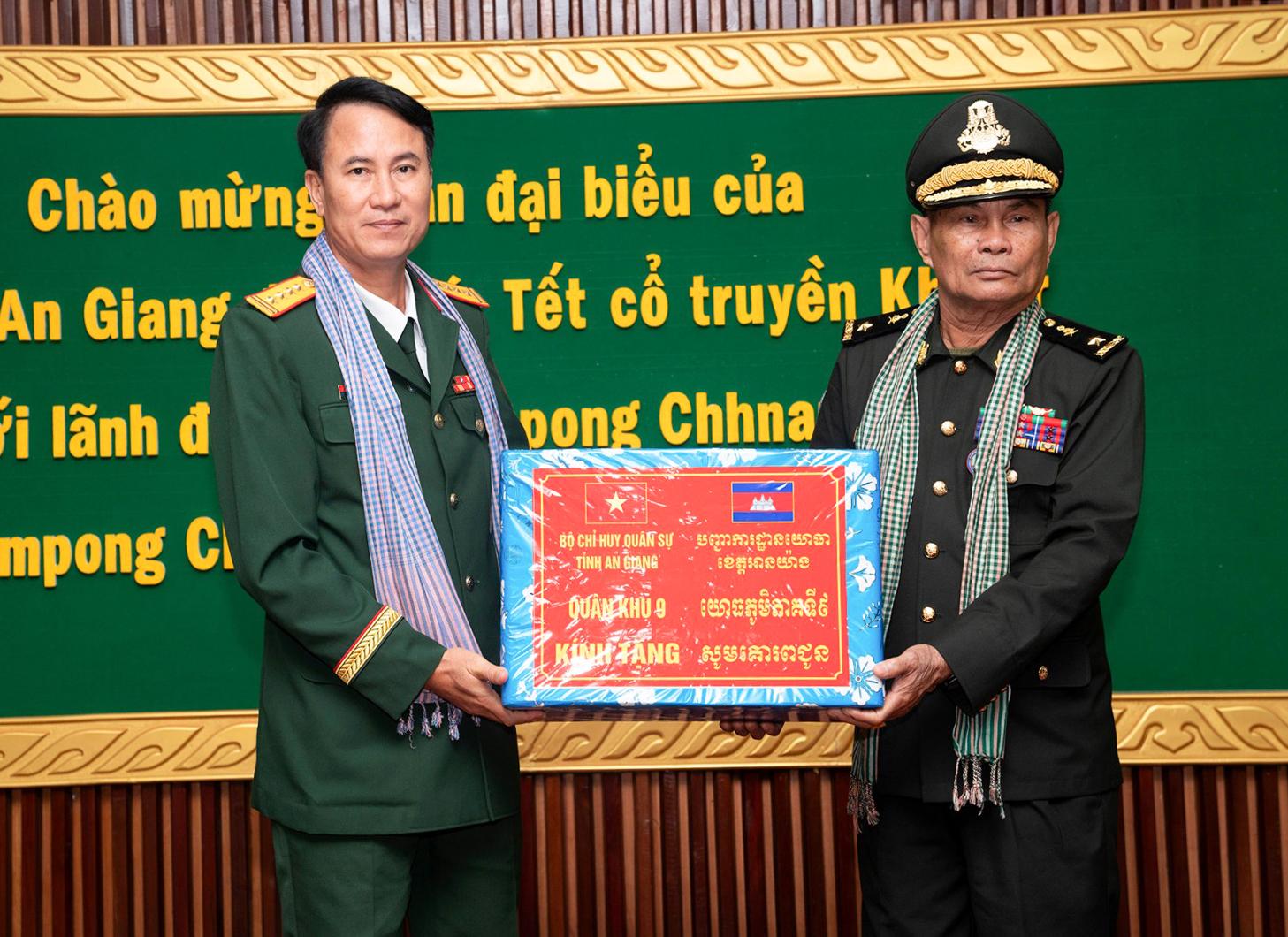 Phó Bí thư Tỉnh ủy, Chủ tịch Ủy ban MTTQ Việt Nam tỉnh An Giang Trần Thị Thanh Hương chúc tết Chôl Chnăm Thmây tại tỉnh Kampong Chhnang