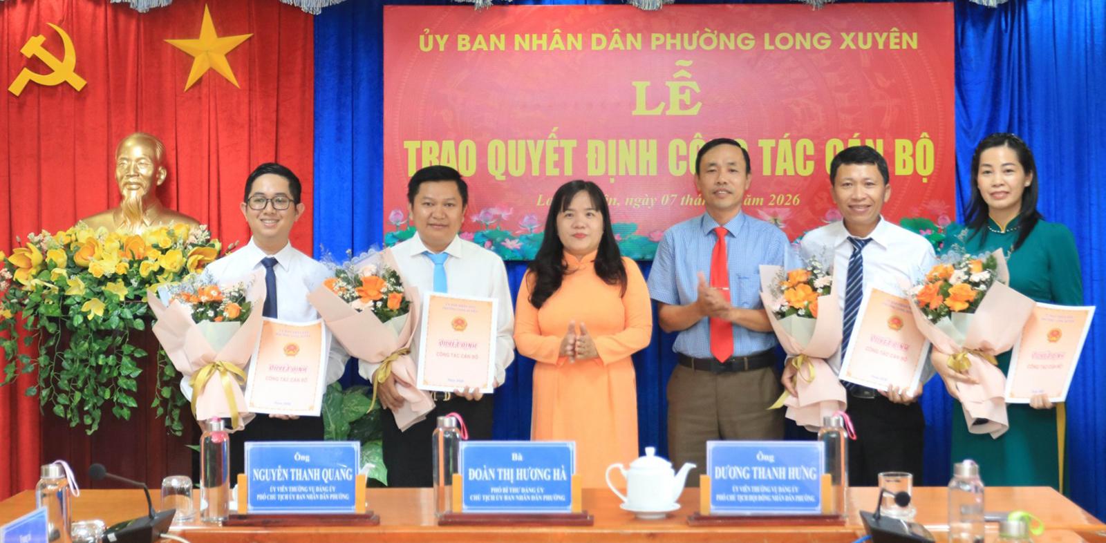 Phường Long Xuyên trao quyết định công tác cán bộ