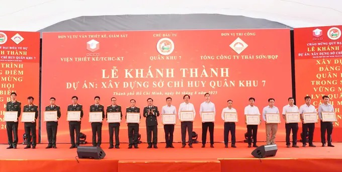 Khen thưởng các tập thể, cá nhân có thành tích xuất sắc trong thực hiện nhiệm vụ xây dựng Sở Chỉ huy Quân khu 7