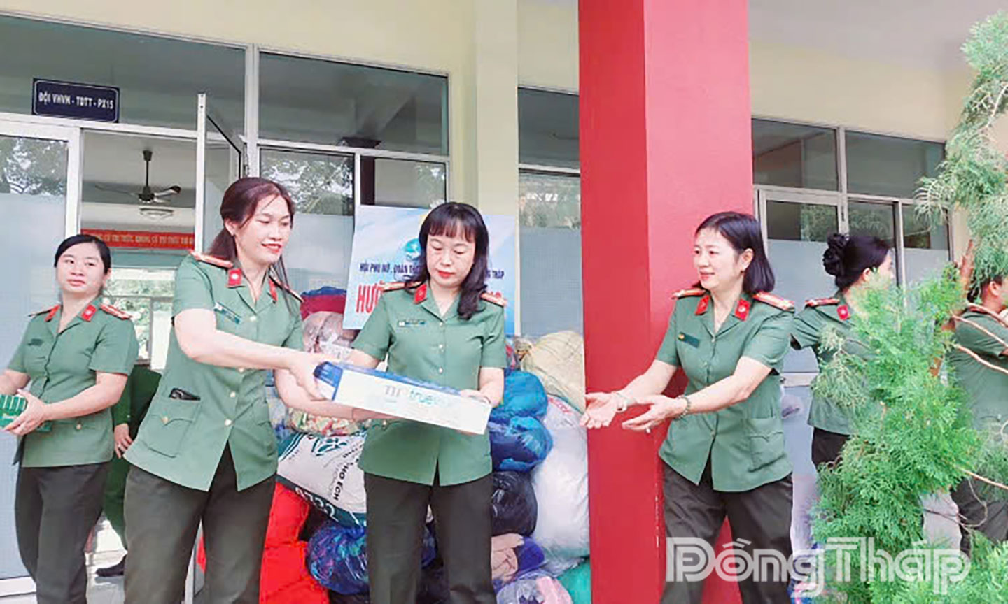 Đại tá Võ Thị Hoài Ngọc (thứ 3 từ trái sang), Phó Giám đốc Công an tỉnh đồng hành cùng nữ cán bộ, chiến sĩ trong quá trình vận chuyển lương thực, nhu yếu phẩm